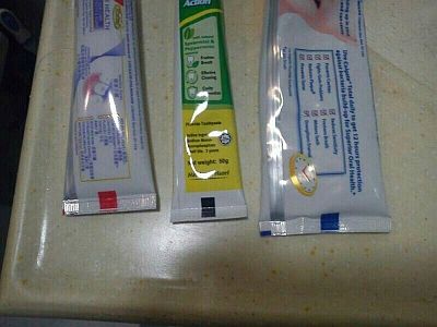 Barevné proužky na zubních pastách